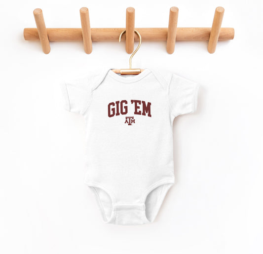 The White Infant Unisex Texas A&M Gig 'Em Collegiate Bodysuit lays flat on a white background. The ﻿Texas A&M Gig 'Em Collegiate﻿ graphic is in bold Maroon in a Collegiate style.